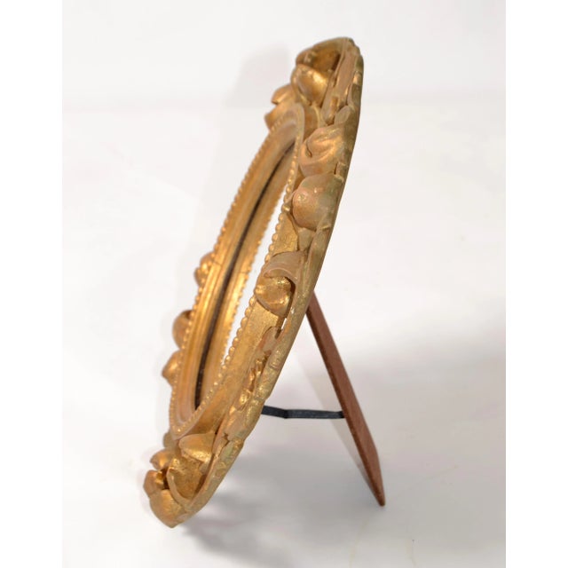 Atelier Fornasetti Early 20th Century Giltwood Hand-Carved Round Vanity Table Top Mirror Easel Stand For Sale - Image 4 of 13