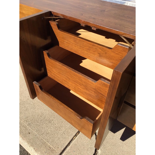 Wood Vintage 1960 Mid-Century American of Martinsville Dresser For Sale - Image 7 of 12