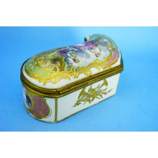 Porcelain Snuffbox Jewelry Box by Edme Samson Manufacturing, Sevres, 19th Century For Sale - Image 6 of 18