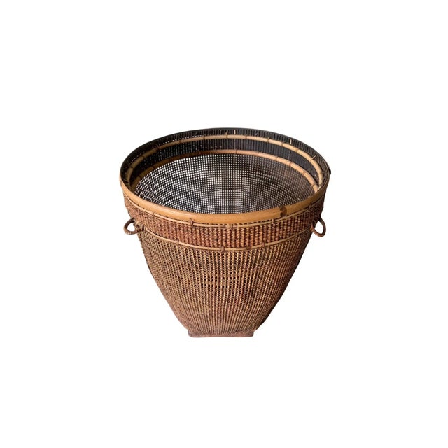 Brown Bamboo & Rattan Basket From Dayak Tribe, Hand-Crafted Borneo, Indonesia, C. 1950 For Sale - Image 8 of 10