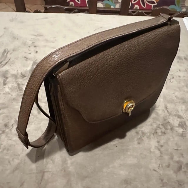 An Elegant 1970s Brown Leather and Brass Hardware Shoulder Bag by Gucci For Sale - Image 9 of 16
