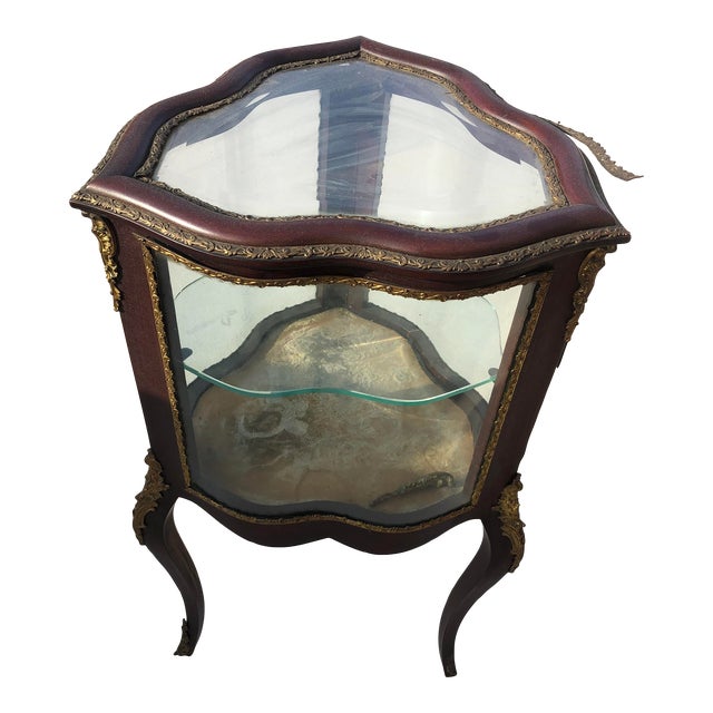 Late 19th Century Louis XV Style Curved Glass Vitrine For Sale