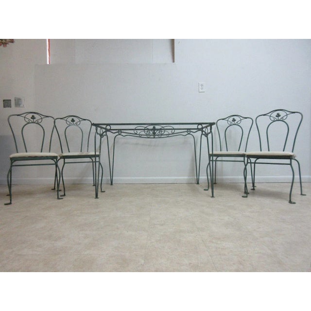 A vintage Regency outdoor patio dining table and 4 chairs.. Great shape. Shows paint wear... **No glass**