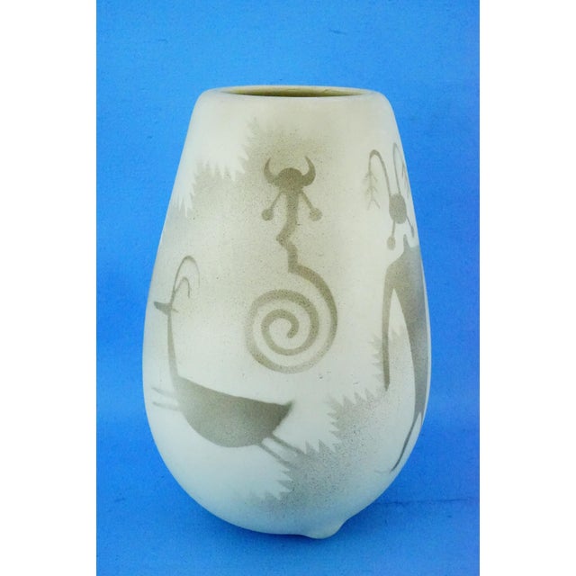Modern 20th Century Modernist Navajo Ceramic Vase with Native American Decoration from Melvin Redhorse, United States, 1970s For Sale - Image 3 of 18