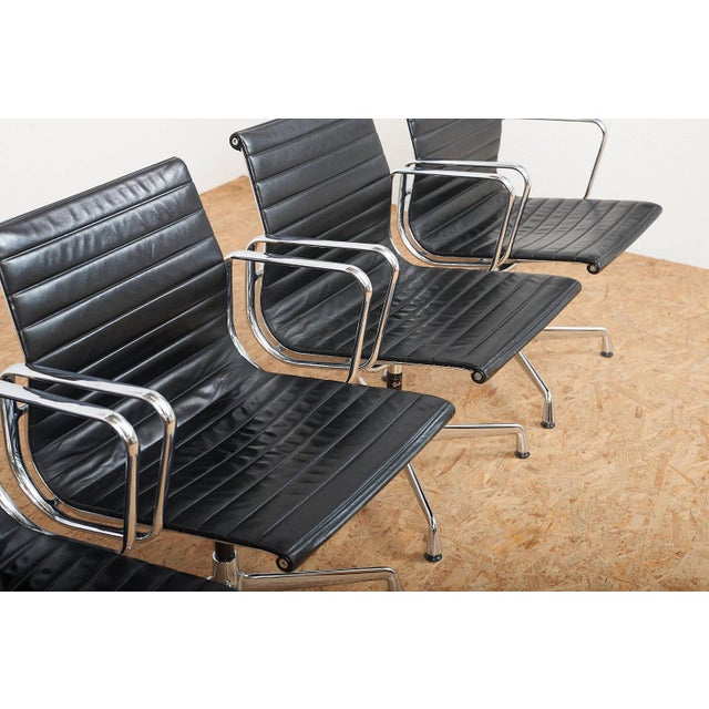 Black Swivel Chair EA 104 in Chrome-Plated Aluminum and Black Leather Upholstery by Ray and Charles Eames for Vitra, 1958 For Sale - Image 8 of 18