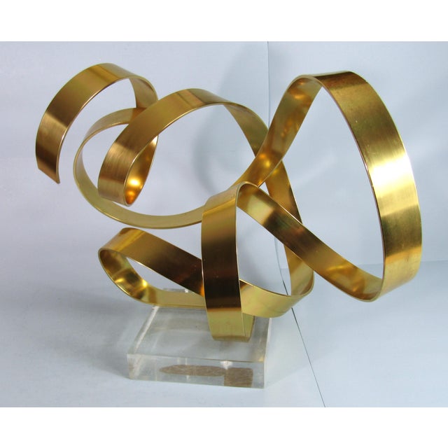 Late 20th Century Dan Murphy Gold Metal Ribbon Sculpture on Lucite Base 1985 Modernist Abstract Infinity Loops For Sale - Image 5 of 11