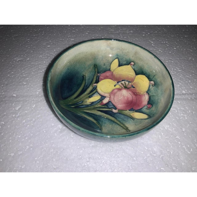Vintage Moorcroft Pottery Pin Dish “Arum Lily” Pattern For Sale In Naples, FL - Image 6 of 7