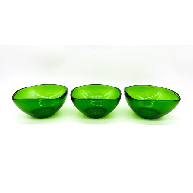 Glass French Vereco Mid-Century Modern Emerald Green Glass Bowls – Set of 4 - French Modern, Minimalist For Sale - Image 7 of 17