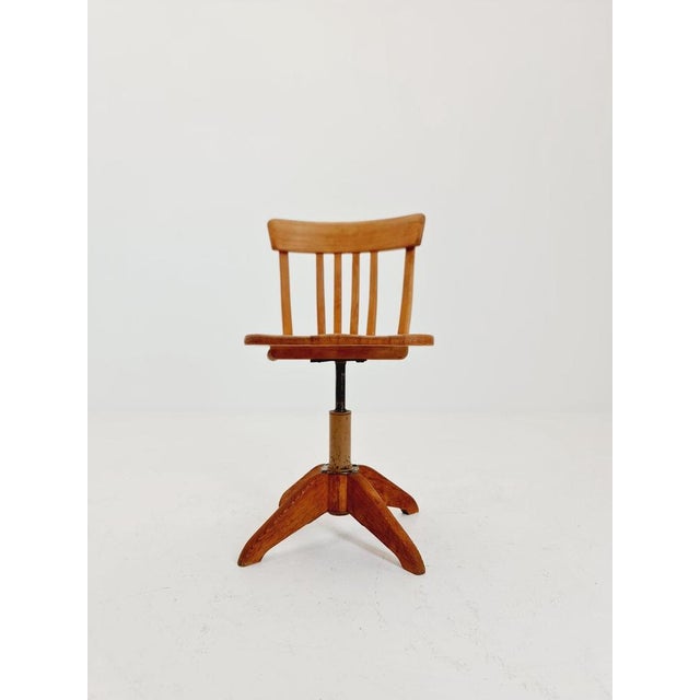 Bauhaus swivel office chair in solid wood by SEDUS, 1930s. The chair is in good condition. Measurements: Height: 71-83 cm,...