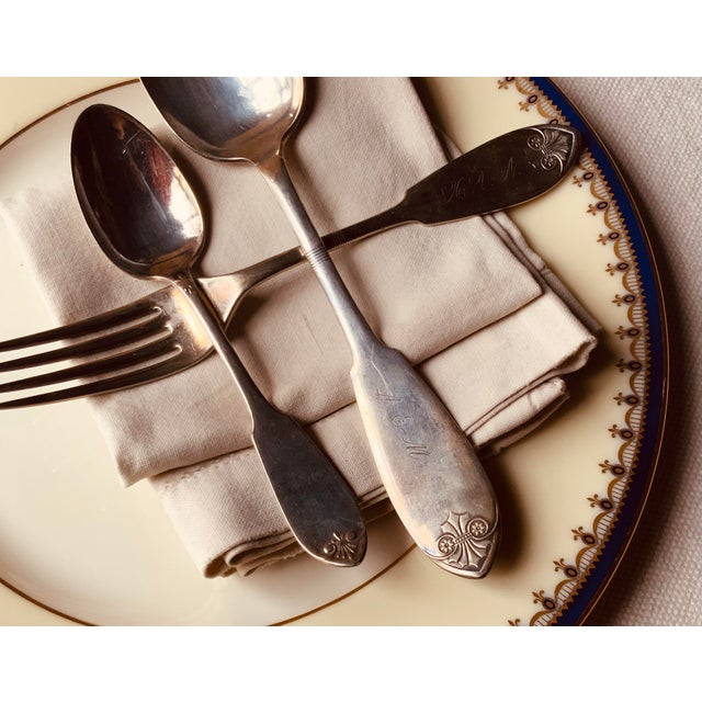 English Late 19th Century English Traditional Set of Flatware - 12pcs For Sale - Image 3 of 11