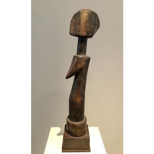 Mossi fertility doll Hard wood, patina of use Dimensions: 39x7 cm Twentieth Beautiful statue majestically installed on its...