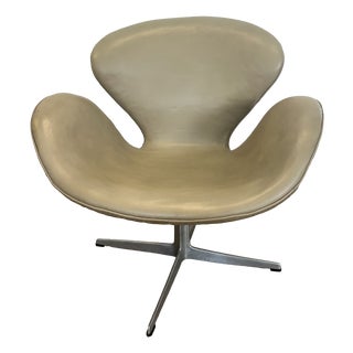 First Edition Swan Chair in Beige Leather by Arne Jacobsen for Fritz Hansen, 1960s For Sale