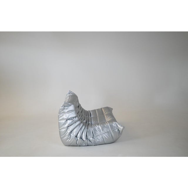 1970s Togo Lounge Chair and Pouf in Silver Skai by Michel Ducaroy for Ligne Roset, 1973, Set of 2 For Sale - Image 5 of 10