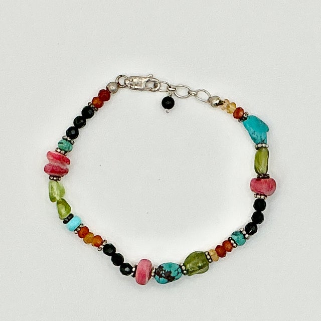 Rustic 1980s Vintage Southwestern Navajo Boho Chic Turquoise & Glass Beaded Bracelet, 7.75”. For Sale - Image 3 of 6