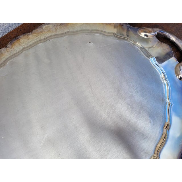 Oval-shaped silver metal tray, with handles, with floral decoration Traces of use, scratches and light dents 20th century...