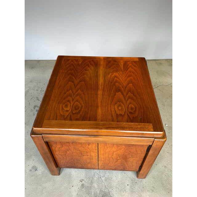 1970s Vintage Lane Walnut Cube End Table W/ Storage Cabinet – 1975 Mid-Century Modern For Sale - Image 5 of 11