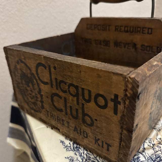 Antique Clicquot Club Ginger Ale Wooden Crate, “Old Eskimo” Graphic, Massachusetts Soda For Sale - Image 4 of 6