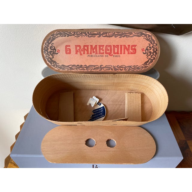 Porcelaine de Paris 1930s Ramequins Porcelaine De Paris in Box- Set of 6 For Sale - Image 4 of 4