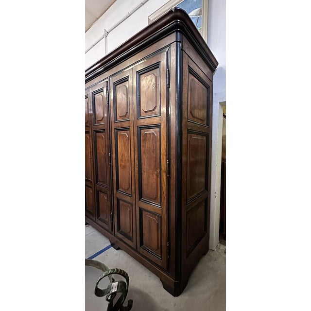 Lombard wardrobe period 700. In walnut wood, 4 doors and the hips are rusticated and ebanized frames. It is divided into...