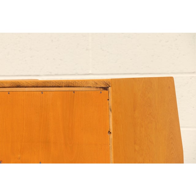 Mid-Century Modern Pair of Maple Nightstands in the Style of Heywood-Wakefield, Circa 1960s For Sale - Image 17 of 18