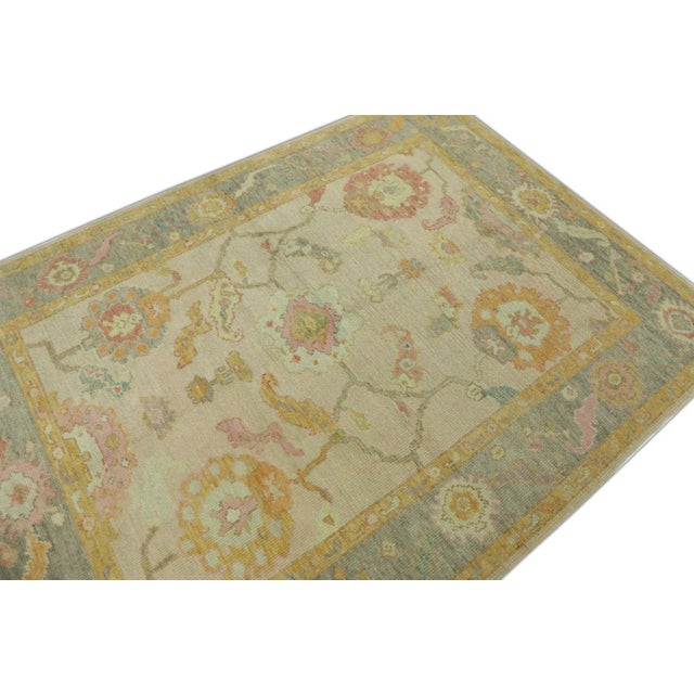 This modern Turkish Oushak rug is a stunning piece of art that has been handwoven using traditional techniques by skilled...