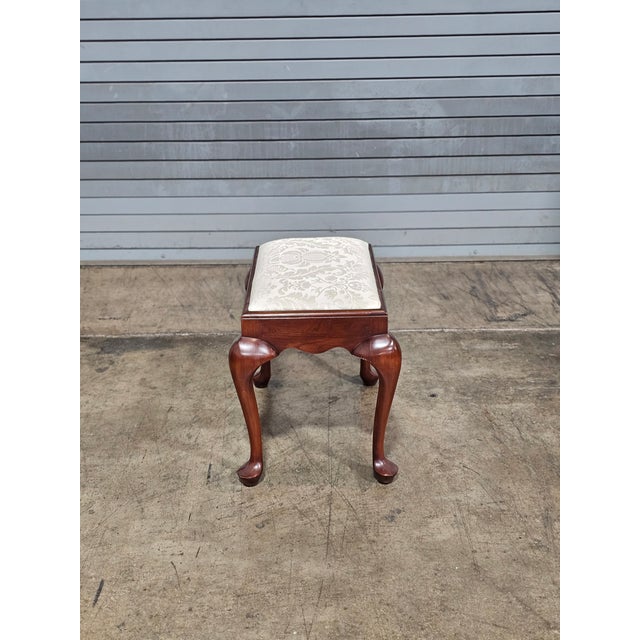 1990s Henkel Harris Cherry Footstool Ottoman White Damask Fabric Made in Virginia For Sale In Cleveland - Image 6 of 9