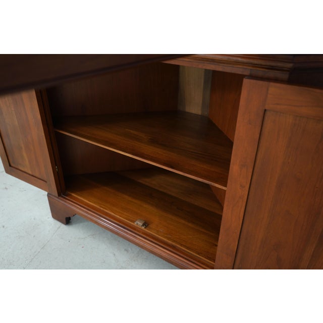 1970s Henkel Harris Cherry Lighted Curio Corner Cabinet For Sale - Image 5 of 18
