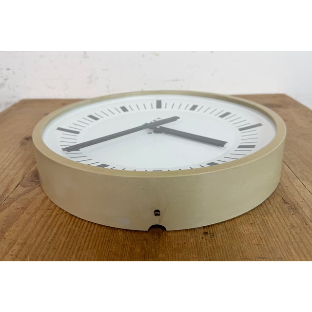 Industrial Beige Bakelite Wall Clock from Pragotron, 1970s For Sale - Image 13 of 18