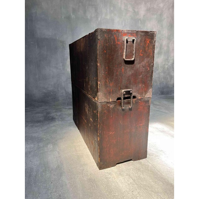 Antique Japanese Isho-Dansu Kimono Storage Box in Urushi Lacquer Finish For Sale - Image 4 of 18