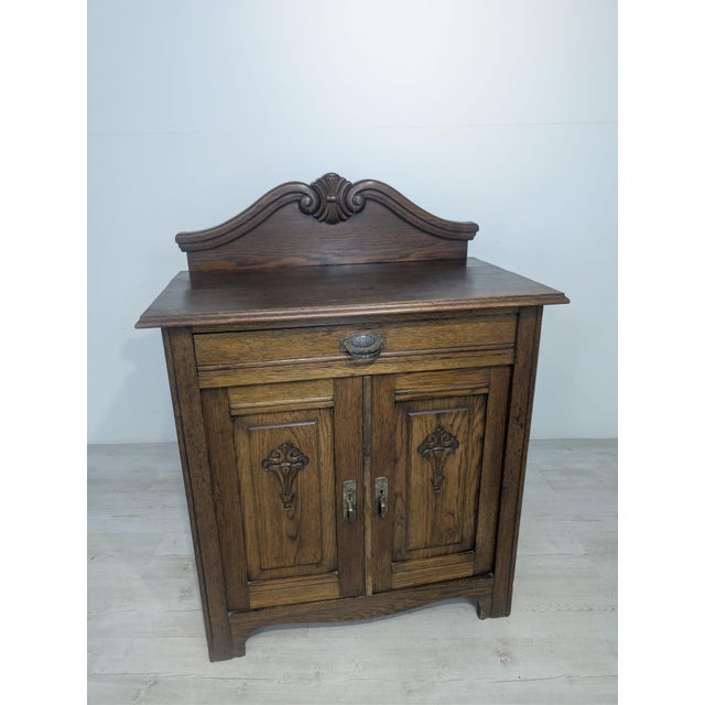 Antique oak chest of drawers from the interwar period – early 20th century This stylish, characterful chest of drawers is...