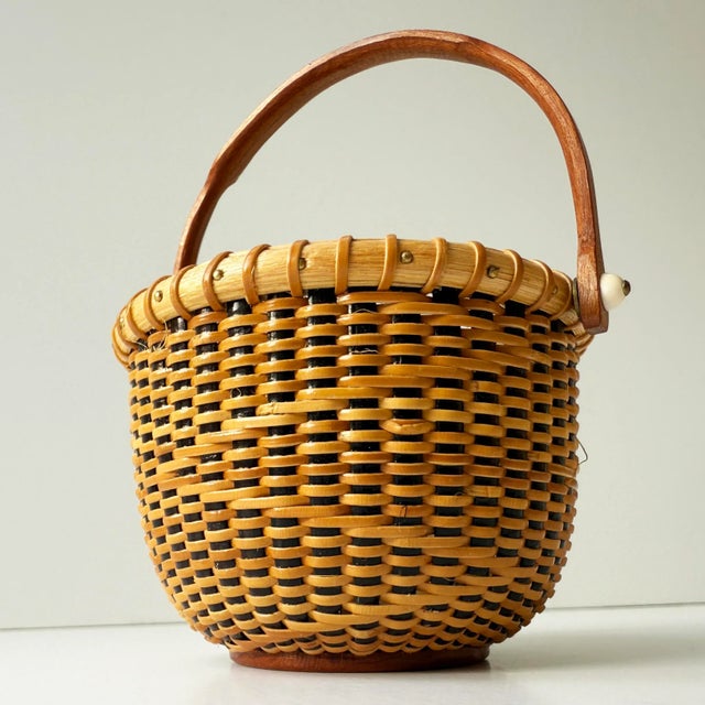 Vintage Signed Nantucket Lightship Basket – Handcrafted With Bone Handle & Geometric Pattern For Sale In Buffalo - Image 6 of 10