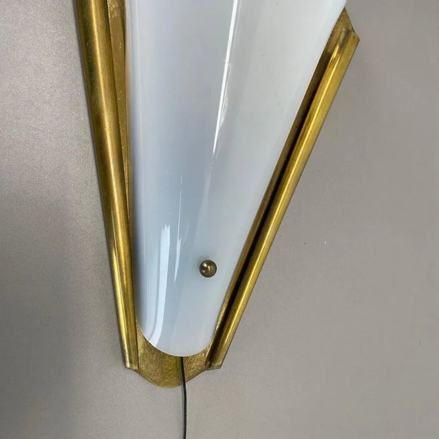 Gio Ponti Minimalist Brass and Acrylic Glass Wall Light in the style of Stilnovo, Italy, 1950s For Sale - Image 4 of 18