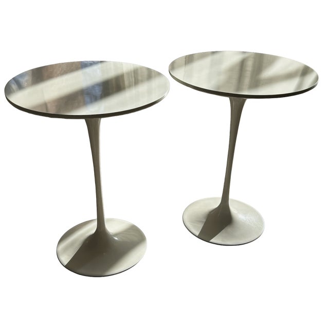 Eero Saarinen Vintage White Tulip Side Table by Eero Saarinen for Knoll International, 1960s, Set of 2 For Sale - Image 4 of 4