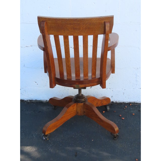 Early 1900s Tiger Oak Swivel Adjustable Office Desk Side Accent Chair 6663 For Sale - Image 4 of 16