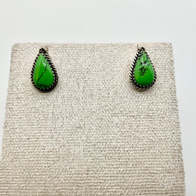 Light Green 1950s Vintage Southwestern Navajo Americana Carico Lake Sterling & Green Turquoise Stud Earrings - A Pair For Sale - Image 8 of 12
