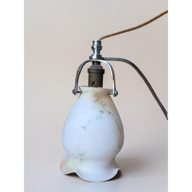 Art Deco lamp in chromed metal with a marble-effect ribbed opaline glass shade / 1920-30 Weighted by a cast iron base, the...