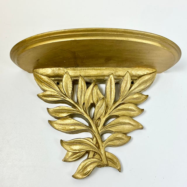 American 1970s Vintage Hollywood Regency Boho Chic Americana Syroco Wood Gilded Wall Bracket Shelf For Sale - Image 3 of 18