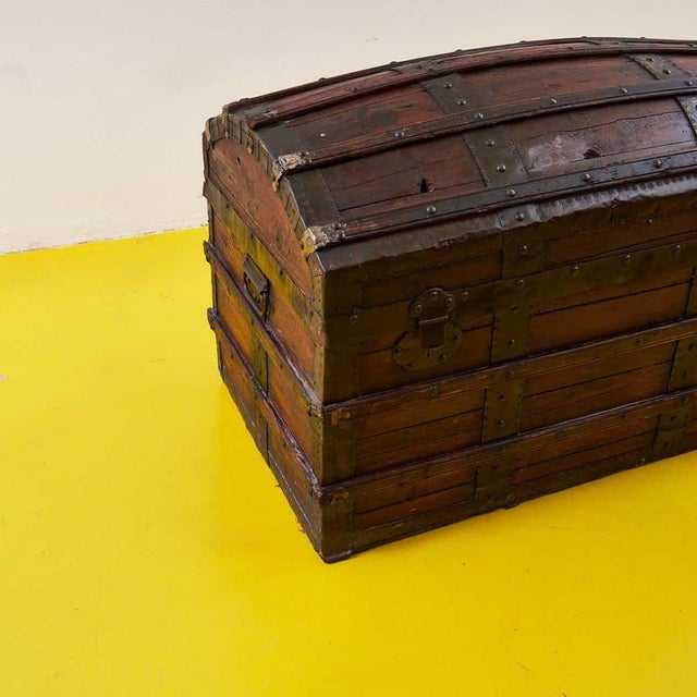 Item : discover the timeless charm of this vintage wooden trunk, a perfect example of design and functionality. Featuring...