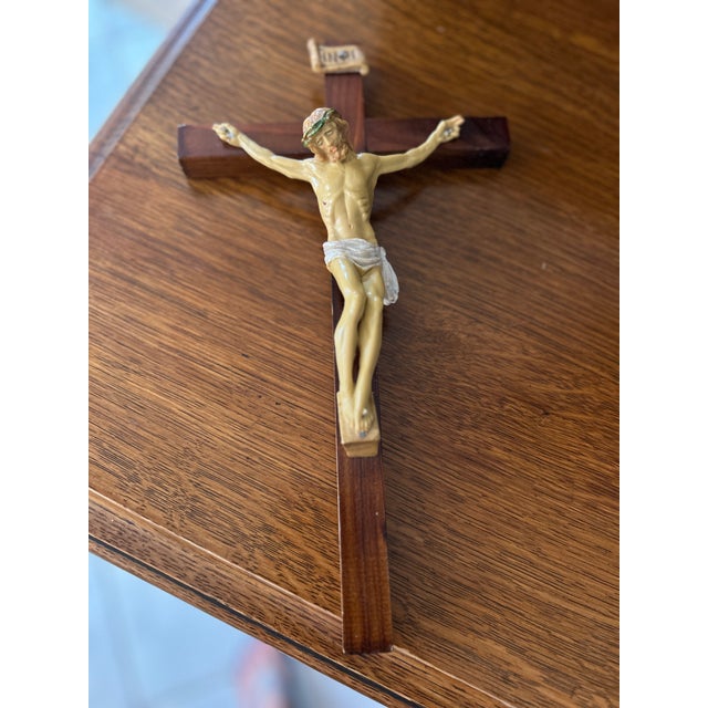 A Fontanini Jesus on a wooden cross. Italy, circa20th C.. 12 Inch. Decorative Religious Art. Excellent condition.