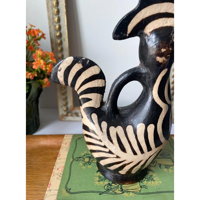 1950s Mid‑Century Lenca Pottery Rooster Bank – Hand‑Painted Honduran Folk Art – 1940s–1960s For Sale - Image 5 of 7