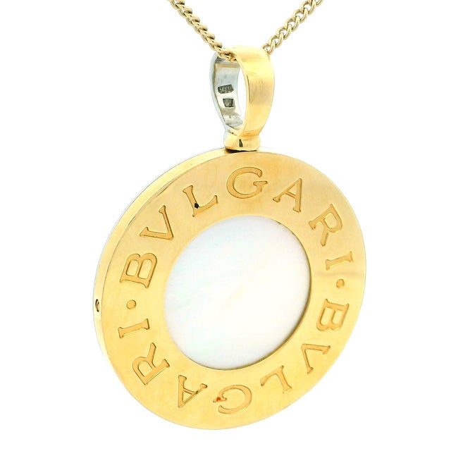 1990s Bulgari Reversible Onyx and Mother-of-Pearl 18k Gold Pendant For Sale In Miami - Image 6 of 10