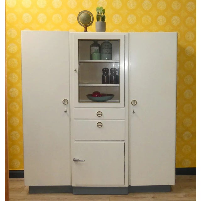 A REAL GEM! Beautiful nostalgic kitchen cabinet 3-piece set with a clean look Straightforward beauty – similar to old...