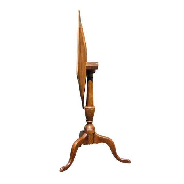 Wood Mid 20th Century Queen Anne Antique Style Henkel Harris Mahogany Tilt Top Candle Stand For Sale - Image 7 of 9