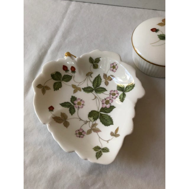 Late 20th Century English Wedgwood Wild Strawberry Dish & Trinket Box For Sale - Image 5 of 7