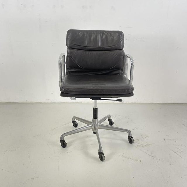 Beautiful vintage dark brown leather Soft Pad Aluminium Group chair designed by Charles and Ray Eames for Herman Miller in...