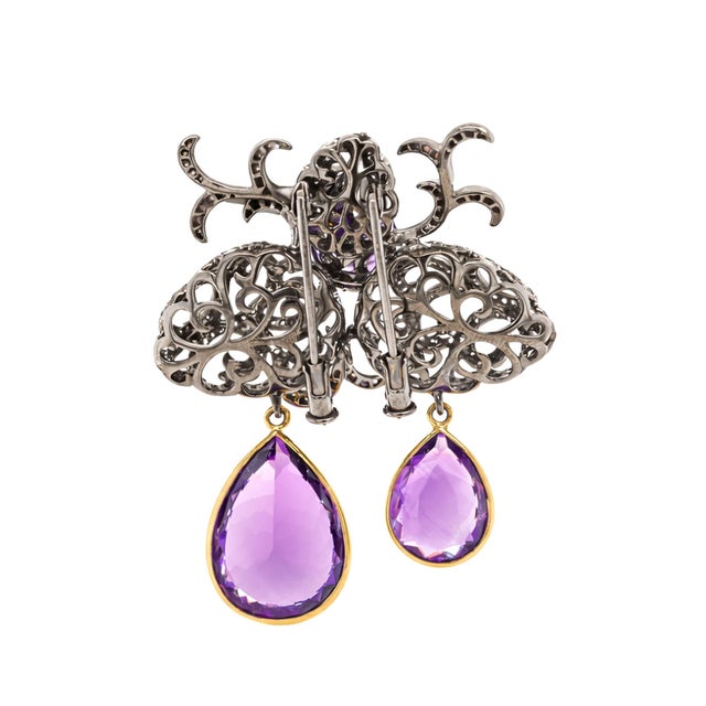 Crafted in 18ct gold, this unique brooch draws inspiration from the house's Whispering Collection. A vibrant round...