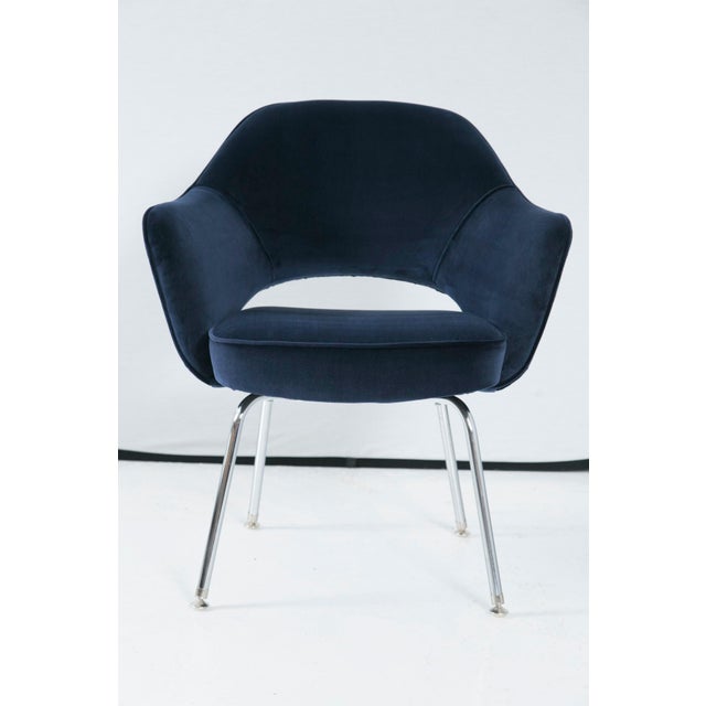 Mid-Century Modern Saarinen Executive Arm Chair in Navy Velvet For Sale - Image 3 of 7