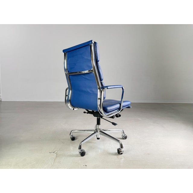 EA 219 Office Chair in Soft Pad Blue Leather by Charles & Ray Eames for Vitra For Sale - Image 5 of 10
