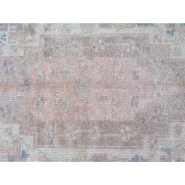 Mid 20th Century Vintage Muted Oushak Rug From Turkey With Medallion in Lavender and Light Pink For Sale - Image 5 of 8