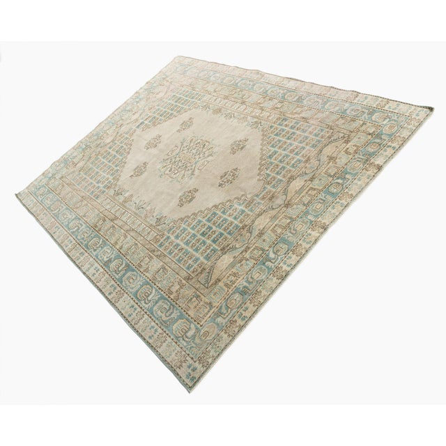 Very lightly distressed. These attractive rugs are suitable for a wide variety of places, but the significant effect of...